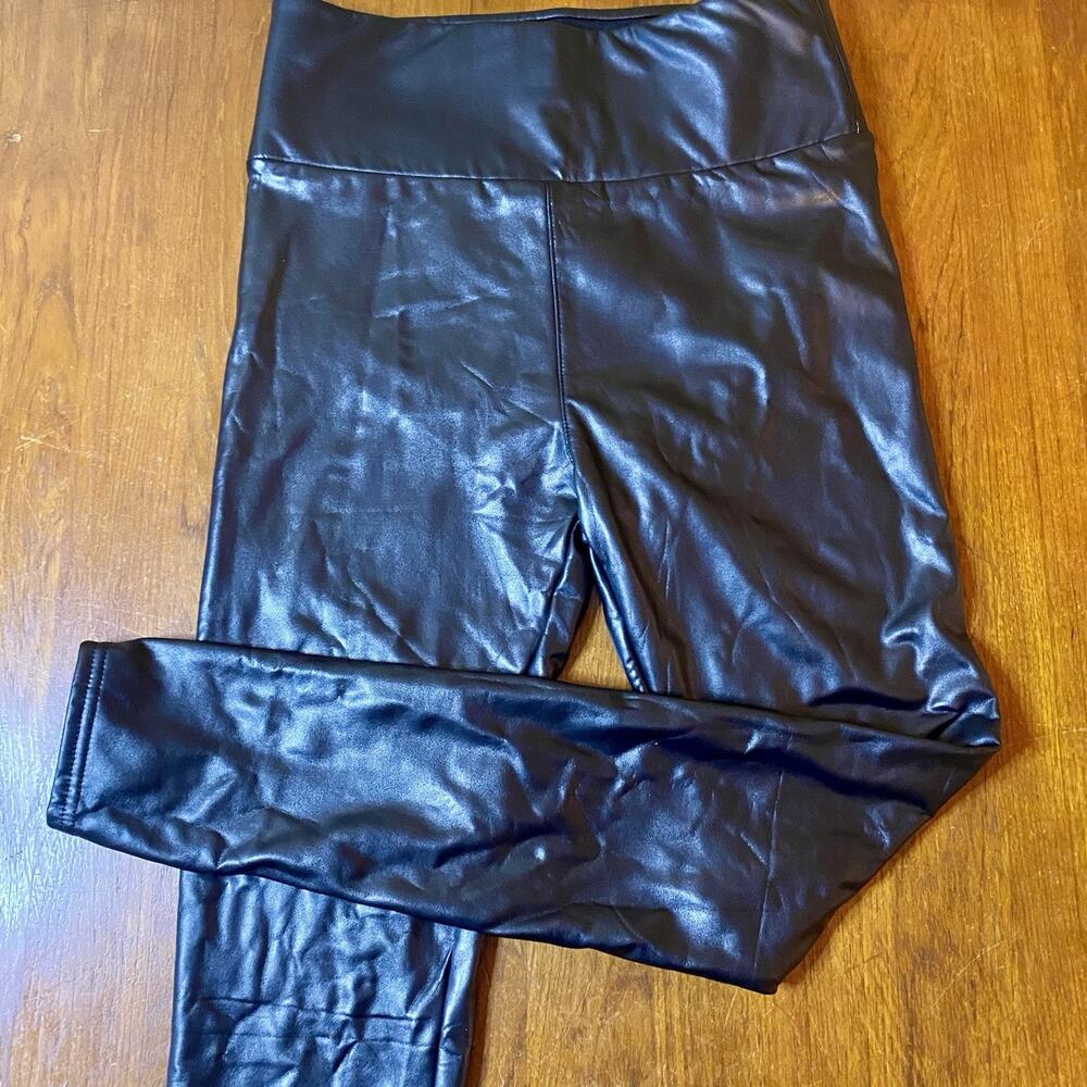 Black Faux Leather Women’s M Leggings Slimming Edgy Modern Large Leggings